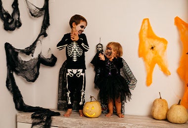 Hay algunas comidas para Halloween que tus hijos te pueden ayudar a decorar.