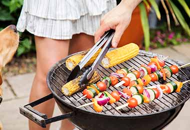 Mazorcas y pinchos en un asado vegetariano