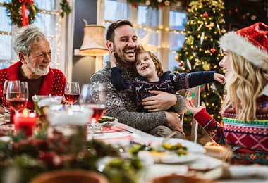 Familia en mesa decorada para navidad