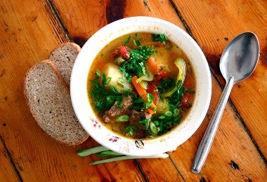 Un tipo de sopa con verduras, papa y carne.