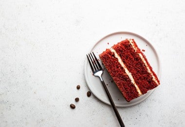 Crema pastelera como relleno en una torta red velvet.