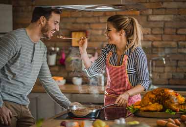 Una pareja probando el punto de sal de su plato.