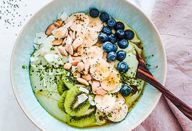 Bowl de frutas con té matcha