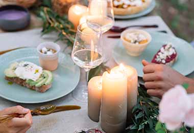 Mesa decorada para una cena romántica al aire libre.