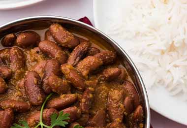 Plato con frijoles para desayuno mexicano