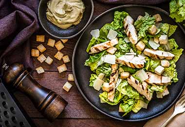 Ensalada con pollo para una cena romántica.