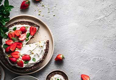 Postre con fresas y chocolate para una cena romántica.