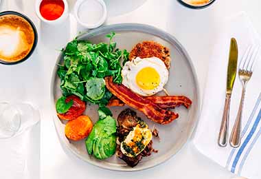 Huevos y verduras, un desayuno balanceado