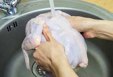 lavar pollo crudo