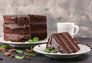 Un relleno de dos niveles en una torta de chocolate.