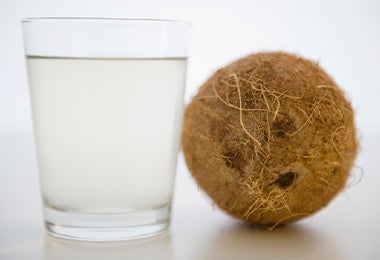 Vaso con agua de coco