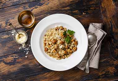 Un risotto cocinado en una olla a presión eléctrica.