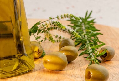 El aceite de oliva está presenta en muchas comidas españolas.