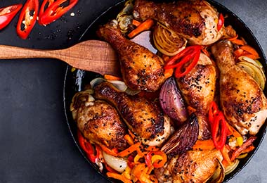 Muslos de pollo, preparados con verduras.