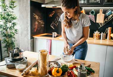 Mujer preparando pasta casera