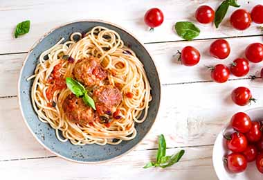 Las albóndigas con carne molida se pueden usar para los espaguetis.
