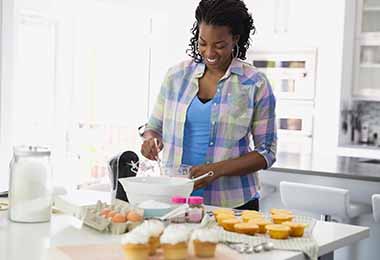 Una mujer cocinando uno de los postres fáciles.