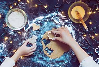 Masa y moldes para hacer casita de jengibre en navidad