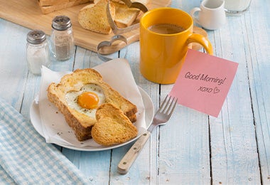 Desayuno con huevos y café para fecha especial