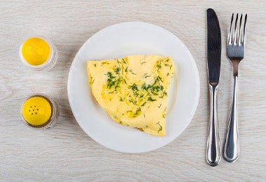 Un omelette es una buena idea para comer verduras al desayuno.
