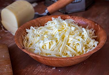 El queso es un ingrediente que se usa en cualquier clase de empanada, dulce o salada.