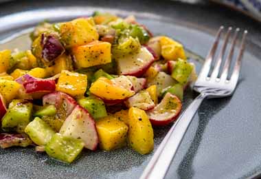 La ensalada navideña puede tener frutas y verduras.