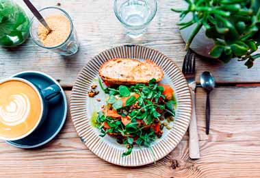 Menú de brunch con granola y café