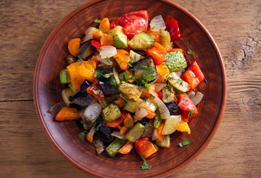 Verduras cocinadas al vapor en una olla a presión eléctrica.