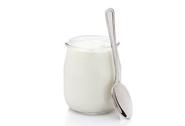 Vaso de yogurt y cuchara alimentos fermentados