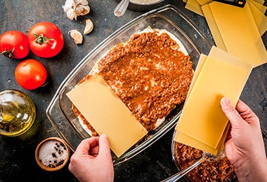 La lasaña tradicional lleva ragú de carne y salsa bechamel.