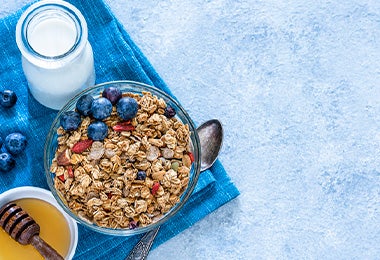 Cereal con frutas deshidratadas.