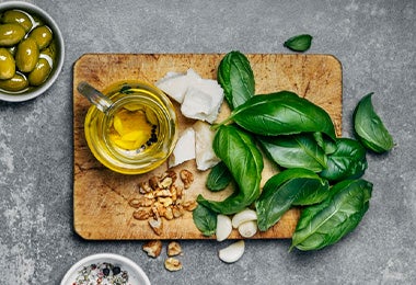Aceitunas, albahaca, nueces y aceite de oliva para pesto