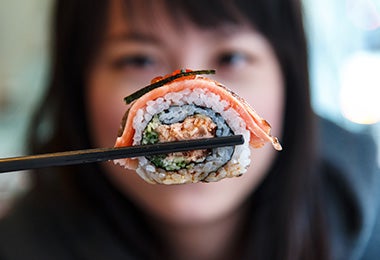 Palitos chinos con bocado de arroz de sushi