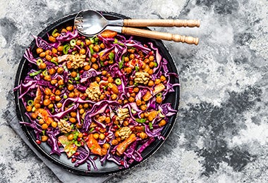 Plato de ensalada con garbanzos crocantes