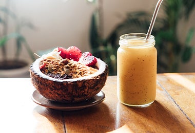 Desayuno con granola y agua de coco