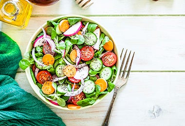 Ensalada navideña con verduras de distintos colores.