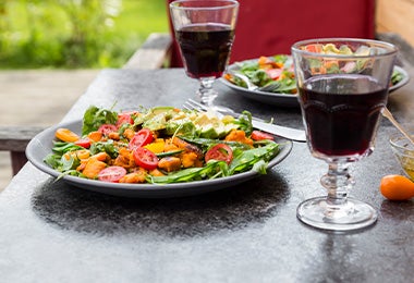 Una ensalada navideña fresca, con tomates cherry y zanahoria, entre otros ingredientes.