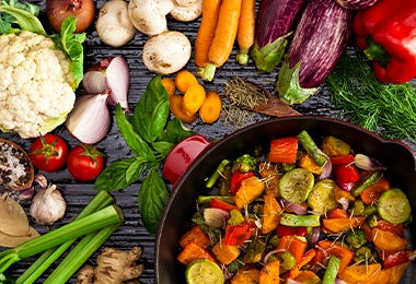 Verduras de muchos colores para una ensalada navideña.