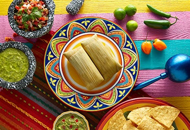 Plato con tamales mexicanos dulces y salados