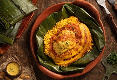 Plato tradicional con tamal en hoja de plátano