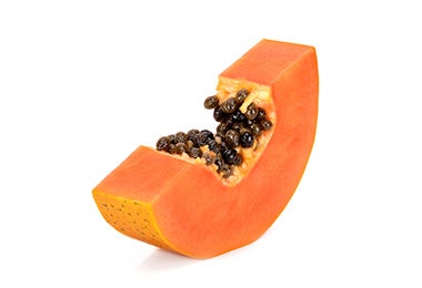 Rodaja de papaya con semillas.