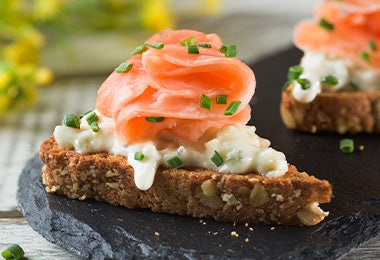 Una brusqueta de salmón, un snack para Navidad.