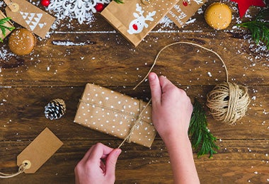 Tabla con frutas, quesos y chocolates para servir como snack navideño.