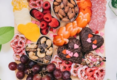 Tabla con frutas, quesos y chocolates para servir como snack navideño.