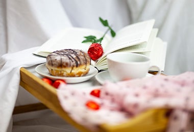 Bandeja con café, donut y rosa, desayuno en la cama para San Valentín