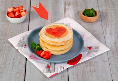 Pancakes con fresas y una flecha, desayuno para San Valentín