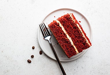 Una porción de pastel red velvet, el color del 14 de febrero.