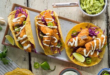 Tacos de pescado frito con mayonesa y verduras.