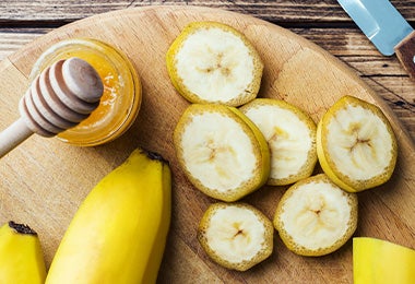 Plátano en trozos para comer antes de hacer ejercicio