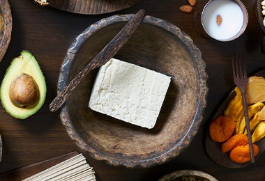 Tofu, una carne vegetal, en un plato de madera